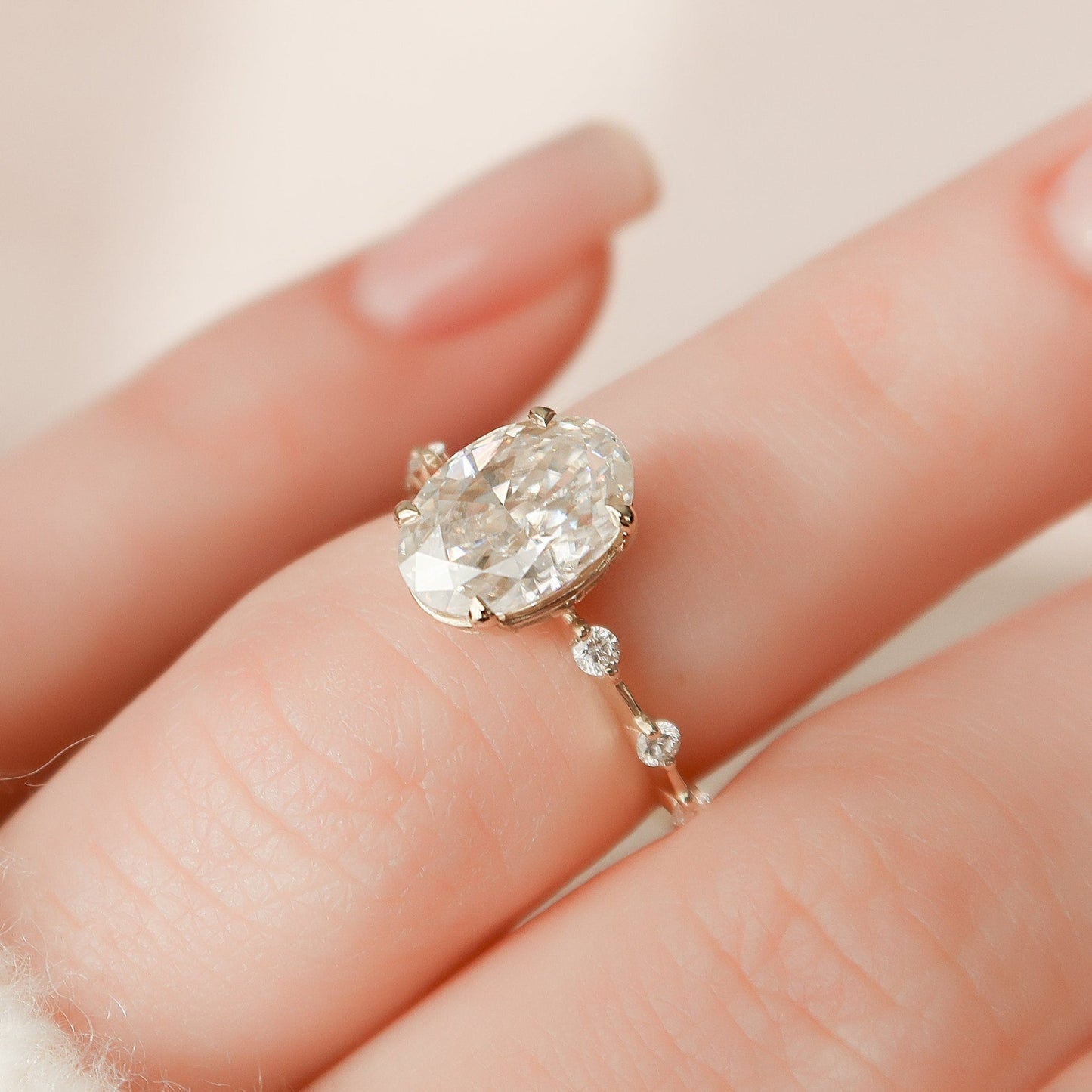 Claw Prongs Oval Cut Moissanite Unique Bridal Ring For Gift