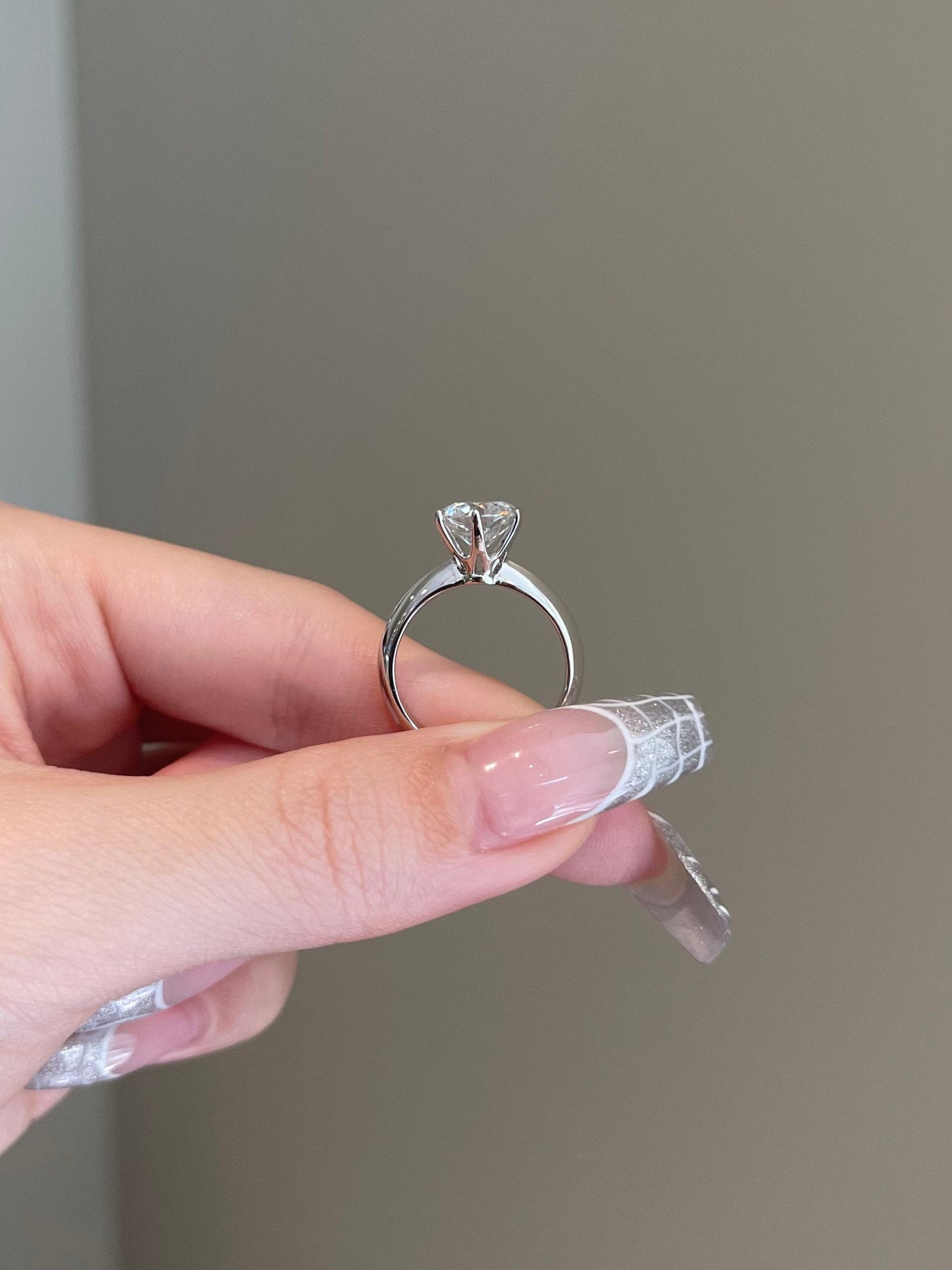 Solitaire 6 Prongs Round Cut Moissanite DIamond Ring For Bridesmaid Gift